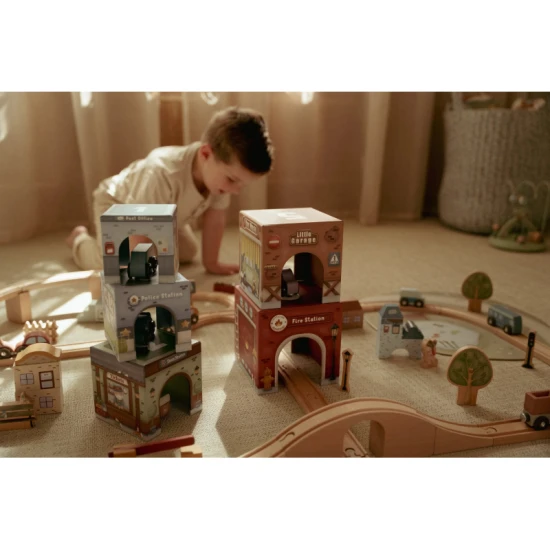 Dřevěná sada Little Dutch s kartónovými kostkami a dřevěnými vozidly, ideální pro děti na stavění a objevování