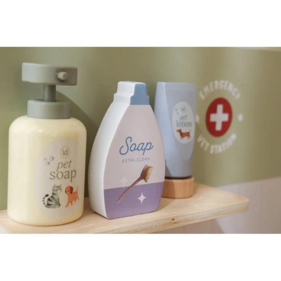 Dřevěná veterinární ordinace Little Dutch s realistickým příslušenstvím, ideální pro děti, které se chtějí starat o svá zvířátka.