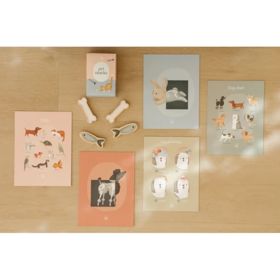 Dřevěná veterinární ordinace Little Dutch s realistickým příslušenstvím, ideální pro děti, které se chtějí starat o svá zvířátka.