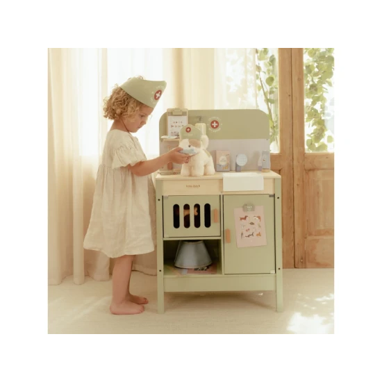 Dřevěná veterinární ordinace Little Dutch s realistickým příslušenstvím, ideální pro děti, které se chtějí starat o svá zvířátka.