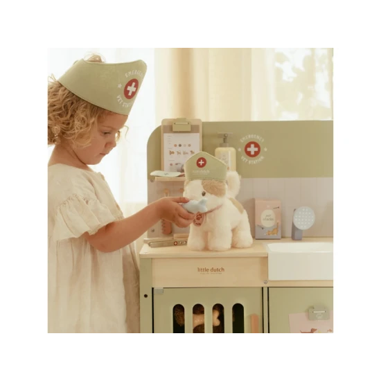 Dřevěná veterinární ordinace Little Dutch s realistickým příslušenstvím, ideální pro děti, které se chtějí starat o svá zvířátka.