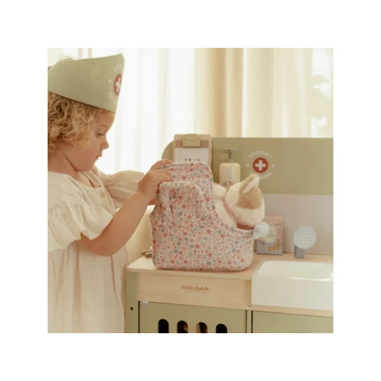 Dřevěná veterinární ordinace Little Dutch s realistickým příslušenstvím, ideální pro děti, které se chtějí starat o svá zvířátka.