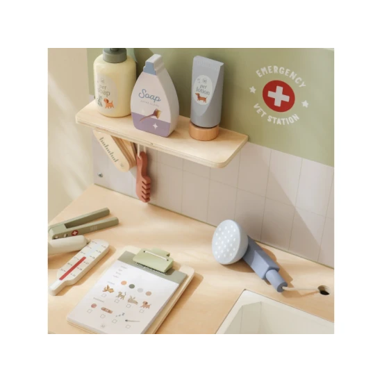 Dřevěná veterinární ordinace Little Dutch s realistickým příslušenstvím, ideální pro děti, které se chtějí starat o svá zvířátka.