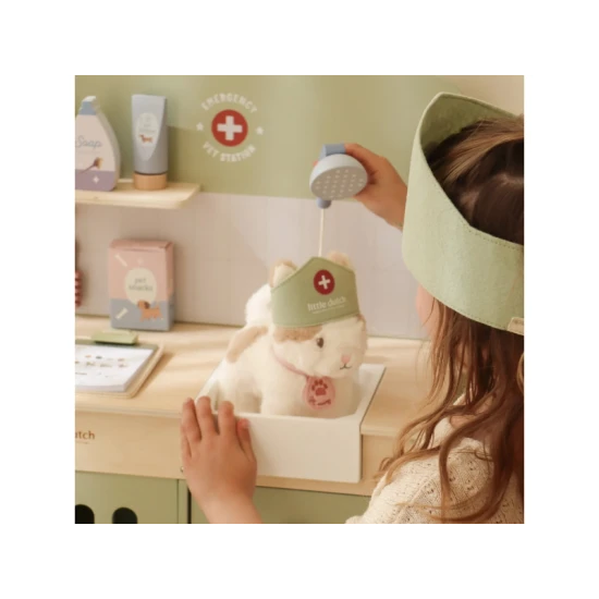 Dřevěná veterinární ordinace Little Dutch s realistickým příslušenstvím, ideální pro děti, které se chtějí starat o svá zvířátka.