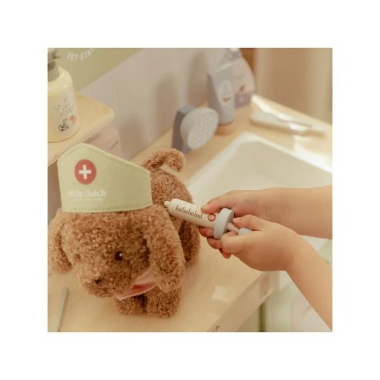 Dřevěná veterinární ordinace Little Dutch s realistickým příslušenstvím, ideální pro děti, které se chtějí starat o svá zvířátka.