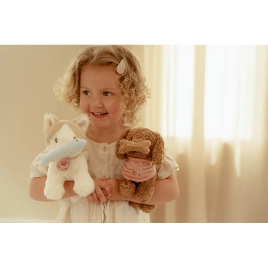 Plyšová kočička Marley v květované tašce od Little Dutch, roztomilý kamarád na cesty pro děti.