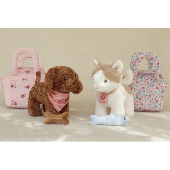 Plyšová kočička Marley v květované tašce od Little Dutch, roztomilý kamarád na cesty pro děti.