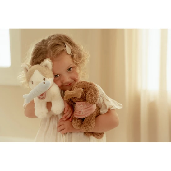 Plyšový pejsek Jackie v květované tašce od Little Dutch, roztomilý kamarád na cesty pro děti.