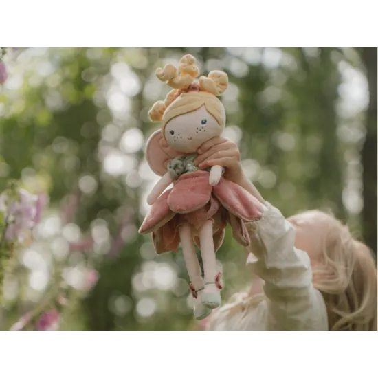 Něžná panenka víla Mila v růžových šatech s křídly, vhodná na hraní i mazlení