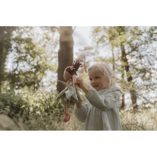 Něžná panenka víla Evi s jemnými křídly a krásnými šaty, vhodná na hraní i mazlení