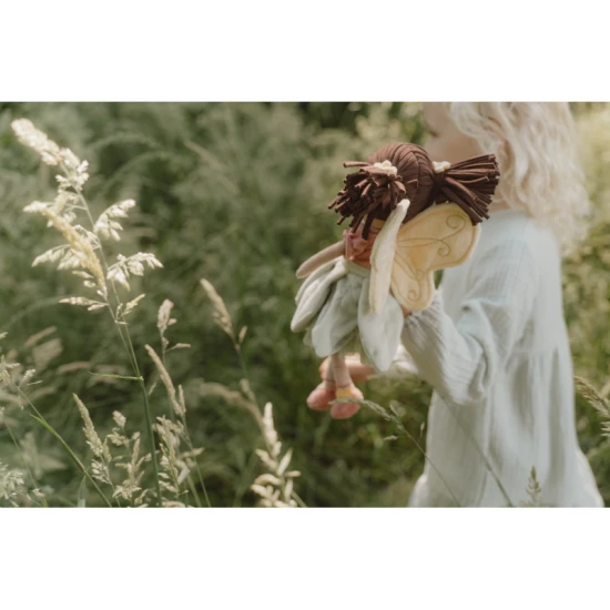 Něžná panenka víla Evi s jemnými křídly a krásnými šaty, vhodná na hraní i mazlení