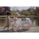 Kočárek pro panenky Little Dutch Soft Flowers s květinovým designem, skládací stříškou a měkkým matracem pro pohodlí panenky