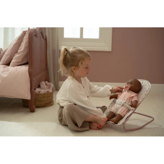 Houpací lehátko pro panenky Little Dutch Soft Flowers s květinovým designem, bezpečnostním pásem a měkkým polstrováním pro pohodlí panenky