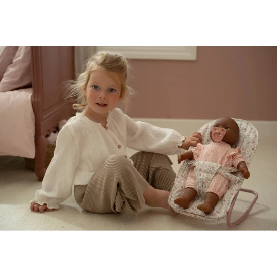 Houpací lehátko pro panenky Little Dutch Soft Flowers s květinovým designem, bezpečnostním pásem a měkkým polstrováním pro pohodlí panenky