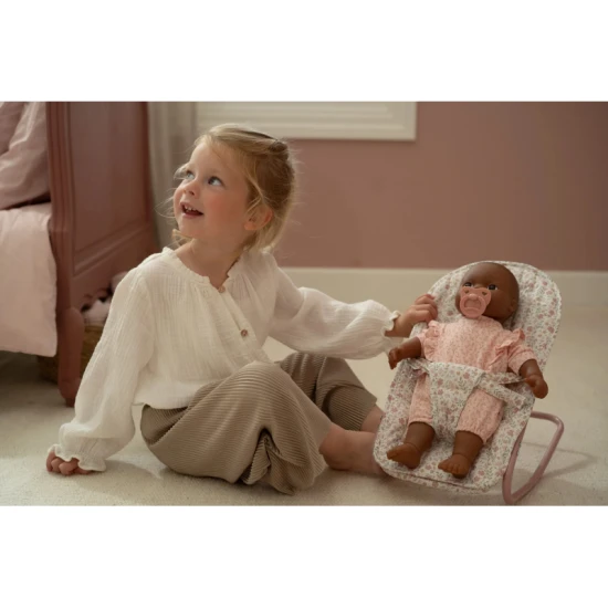 Houpací lehátko pro panenky Little Dutch Soft Flowers s květinovým designem, bezpečnostním pásem a měkkým polstrováním pro pohodlí panenky