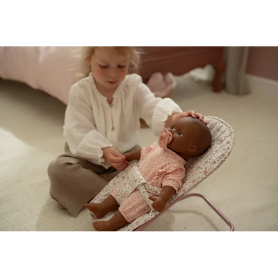 Houpací lehátko pro panenky Little Dutch Soft Flowers s květinovým designem, bezpečnostním pásem a měkkým polstrováním pro pohodlí panenky