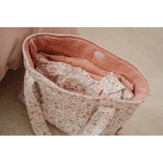 Přebalovací taška pro panenky Little Dutch Soft Flowers s plenou, přebalovací podložkou a bryndáčkem v květinovém designu
