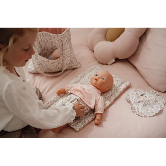 Přebalovací taška pro panenky Little Dutch Soft Flowers s plenou, přebalovací podložkou a bryndáčkem v květinovém designu