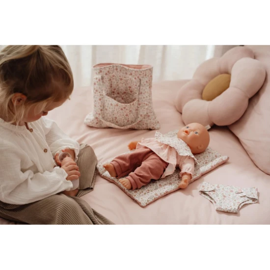 Přebalovací taška pro panenky Little Dutch Soft Flowers s plenou, přebalovací podložkou a bryndáčkem v květinovém designu