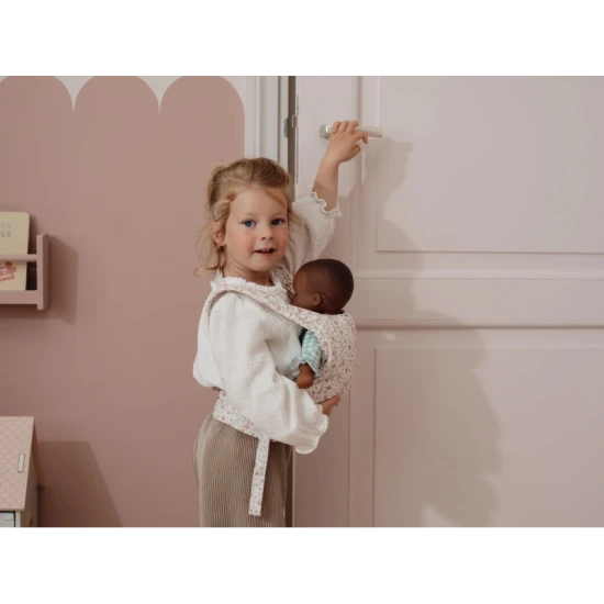 Nosítko pro panenky Little Dutch Soft Flowers s polstrovanými popruhy a květinovým designem, ideální pro děti, které se starají o své panenky.