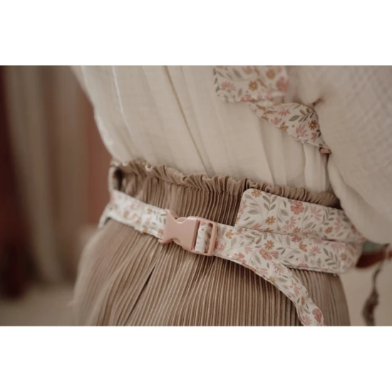 Nosítko pro panenky Little Dutch Soft Flowers s polstrovanými popruhy a květinovým designem, ideální pro děti, které se starají o své panenky.