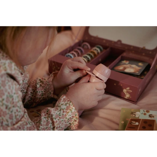 Dětský projektor Little Dutch Pink – pohádkové příběhy k promítání s 12 kotouči a ilustrovanou knížkou