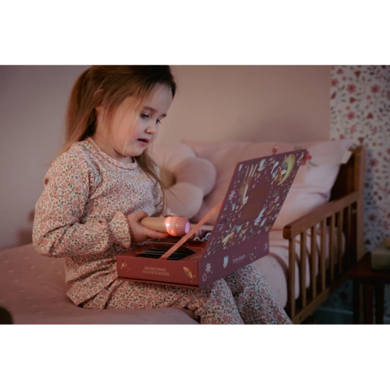 Dětský projektor Little Dutch Pink – pohádkové příběhy k promítání s 12 kotouči a ilustrovanou knížkou