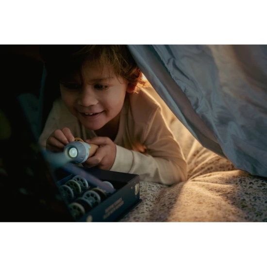 Dětský projektor Little Dutch Blue – pohádkové příběhy k promítání s 12 kotouči a ilustrovanou knížkou