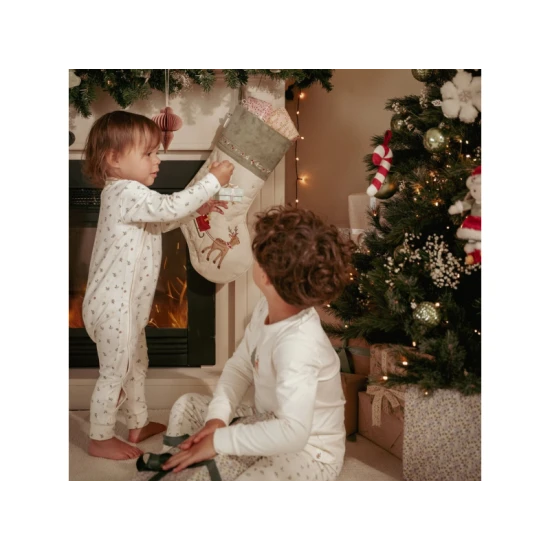 Vanocni puncucha Little Dutch z prosivane latky s vysivkou soba a sani – dekorace na krb nebo dvere