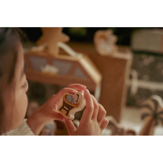 Dreveny vanocni betlem Little Dutch s 14 figurkami a kartonovou staji – hracka pro deti