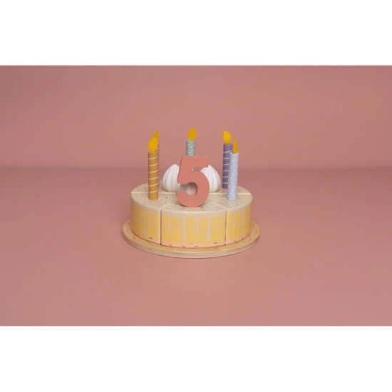 Narozeninový dort nesmí chybět na žádné oslavě.