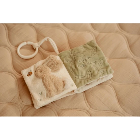 Závěsná textilní knížka pro nejmenší plná objevů