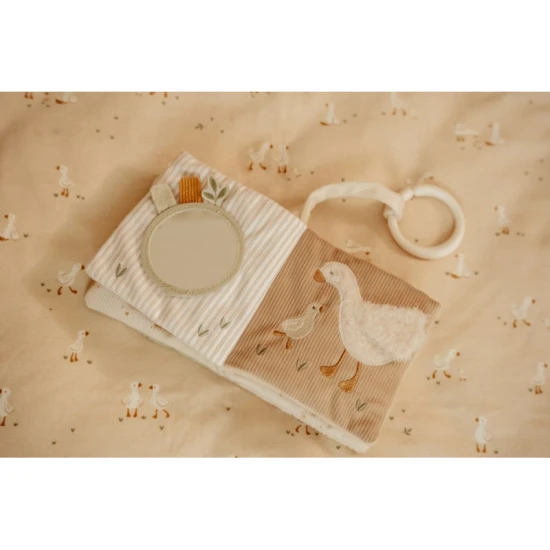 Závěsná textilní knížka pro nejmenší plná objevů