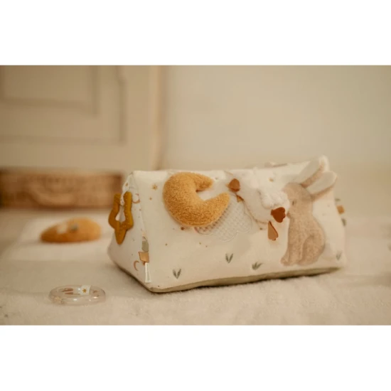 Tříhranný polštářek s aktivitami Newborn Naturals od Little Dutch