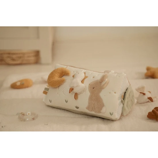 Tříhranný polštářek s aktivitami Newborn Naturals od Little Dutch