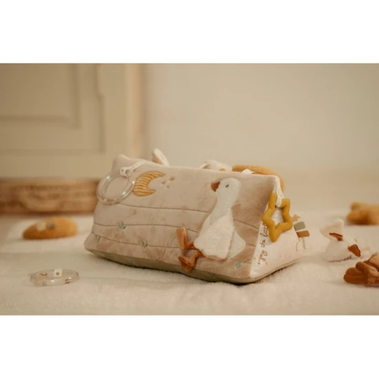 Tříhranný polštářek s aktivitami Newborn Naturals od Little Dutch