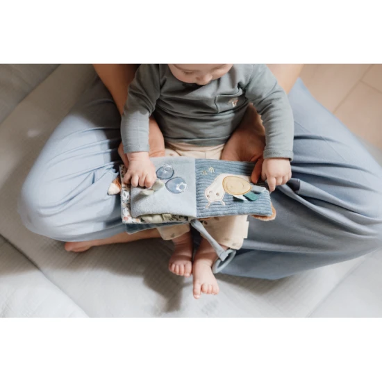 Závěsná textilní knížka s aktivitami Forest Friends pro děti