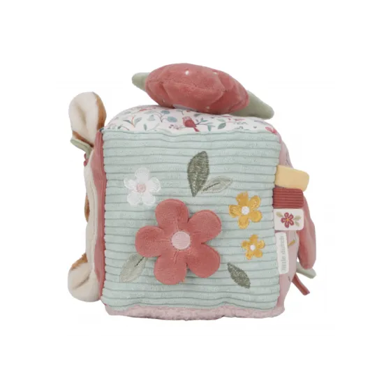 Textilní kostka s aktivitami Fairy Garden s motivy ze života na zahradě