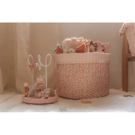 Textilní kostka s aktivitami Fairy Garden s motivy ze života na zahradě