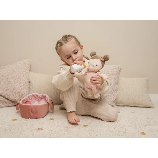 Originální měkká panenka s příslušenstvím Baby Rosa s přenosným košíkem na spaní.