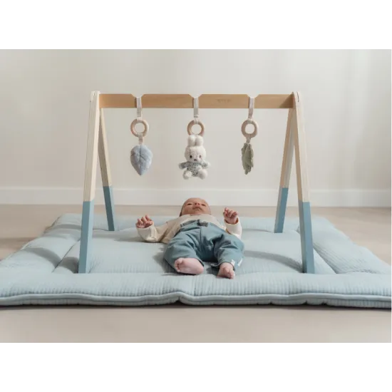 Dřevěná hrazdička Miffy Lucky Leaves s plyšovými hračkami ve tvaru králíčka Miffy a lístků, ideální pro rozvoj miminek