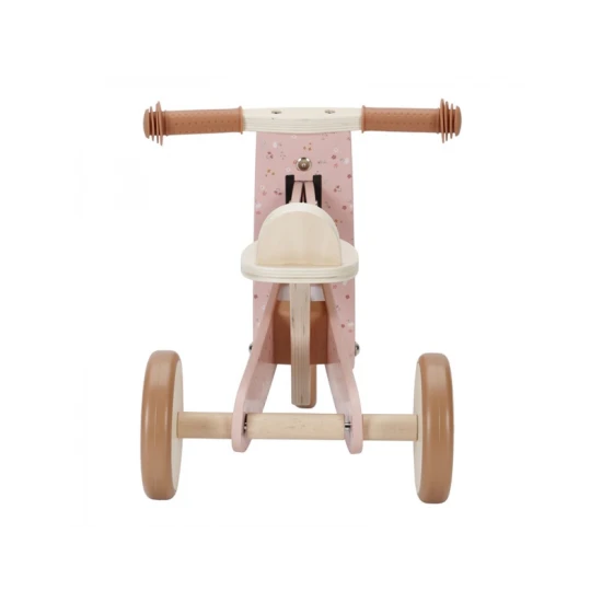 Růžové dětské odrážedlo v krásném dřevěném provedení se třemi koly pro větší stabilitu.
