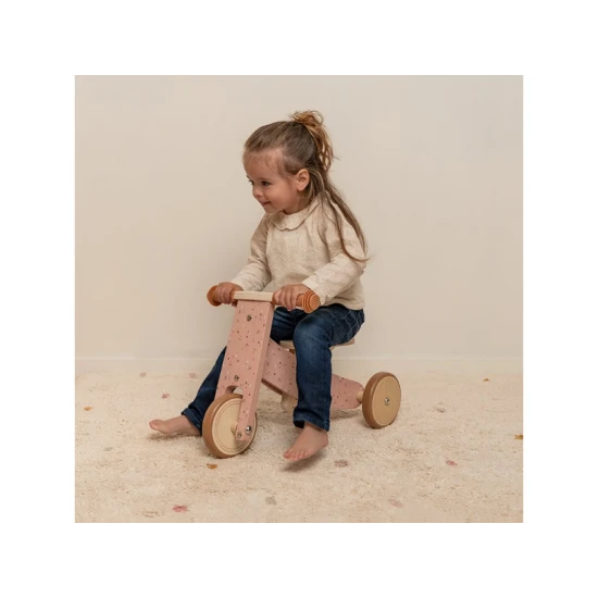Růžové dětské odrážedlo v krásném dřevěném provedení se třemi koly pro větší stabilitu.