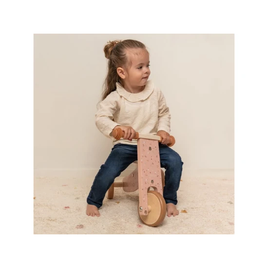 Růžové dětské odrážedlo v krásném dřevěném provedení se třemi koly pro větší stabilitu.