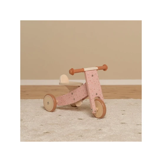 Růžové dětské odrážedlo v krásném dřevěném provedení se třemi koly pro větší stabilitu.