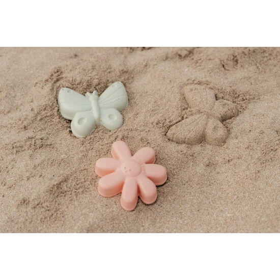 Sada na písek s motivy květin a motýlů se bude dětem hodit doma na zahradě i u moře na pláži.