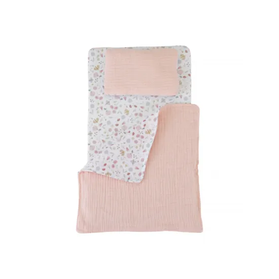 LITTLE DUTCH Postýlka pro panenky Rozkošná postýlka pro panenky v krásném dřevěném provedení je vybavena peřinkou, polštářkem a matrací.