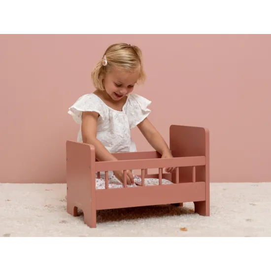 LITTLE DUTCH Postýlka pro panenky Rozkošná postýlka pro panenky v krásném dřevěném provedení je vybavena peřinkou, polštářkem a matrací.