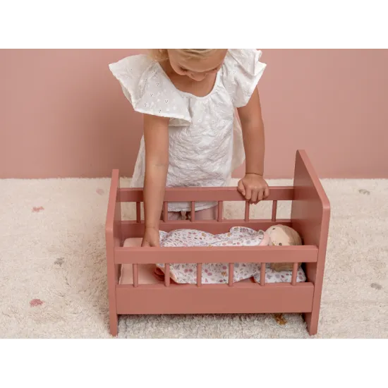 LITTLE DUTCH Postýlka pro panenky Rozkošná postýlka pro panenky v krásném dřevěném provedení je vybavena peřinkou, polštářkem a matrací.