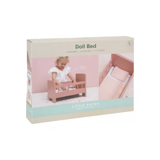 LITTLE DUTCH Postýlka pro panenky Rozkošná postýlka pro panenky v krásném dřevěném provedení je vybavena peřinkou, polštářkem a matrací.